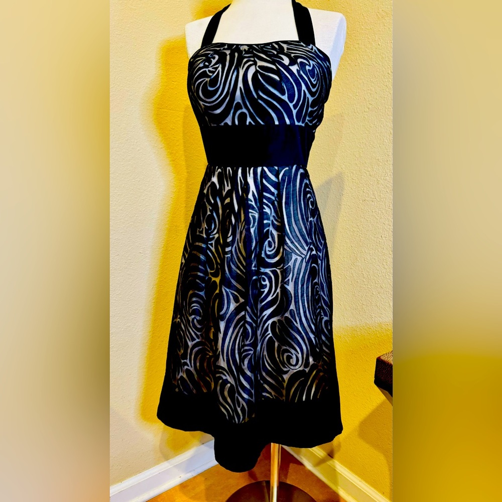 Black silk dress
WHITE HOUSE